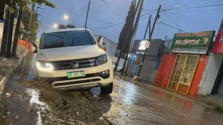 La Amarok quedó enterrada en el pavimento que cedió.
