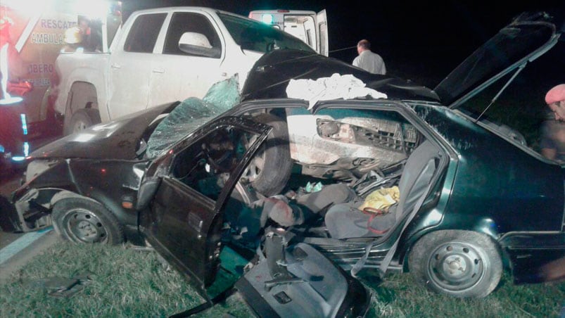 La Amarok quedó incrustada en el Renault 19. 