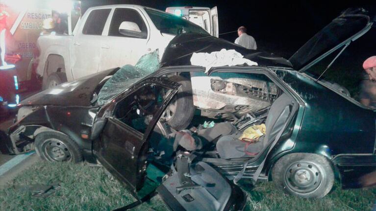 La Amarok quedó incrustada en el Renault 19.