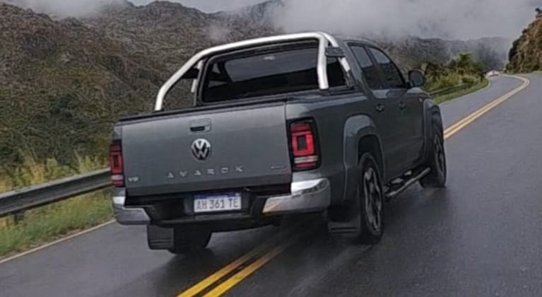 La Amarok sobrepasó en doble línea amarilla.