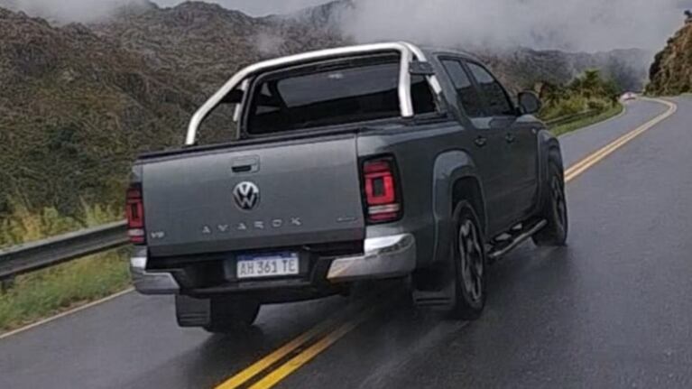 La Amarok sobrepasó en doble línea amarilla.