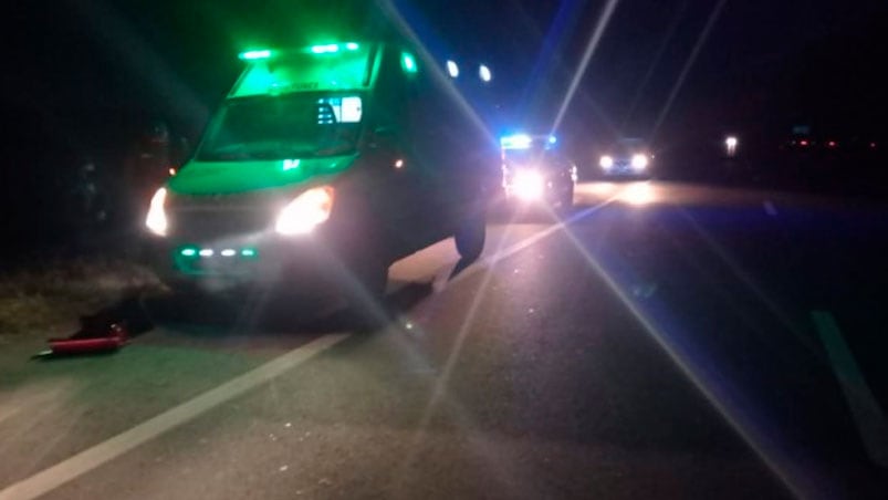 La ambulancia pinchó una cubierta por "miguelitos" en la ruta. (Foto: La Radio de Totoral)