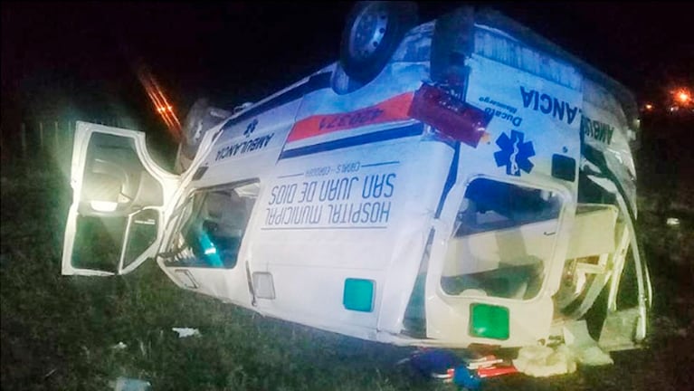 La ambulancia quedó dada vuelta tras el accidente.