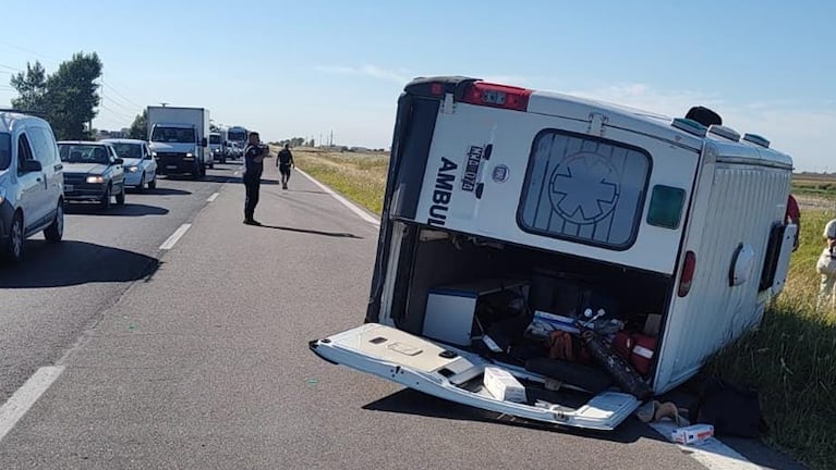 La ambulancia volcó en la Autopista Córdoba-Rosario.