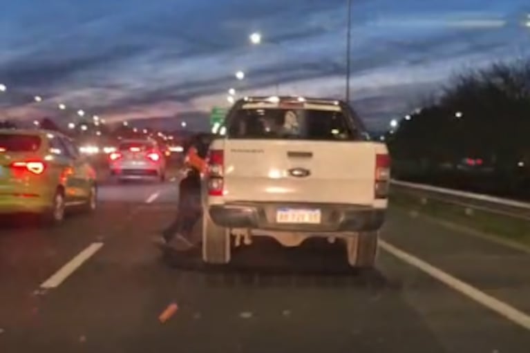 La amenazante frase que le dijo el conductor al policía de la Camioneta mientras lo arrastraba