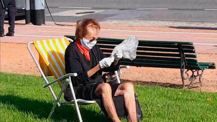 La anciana rompió la cuarentena para tomar sol en los bosques de Palermo.