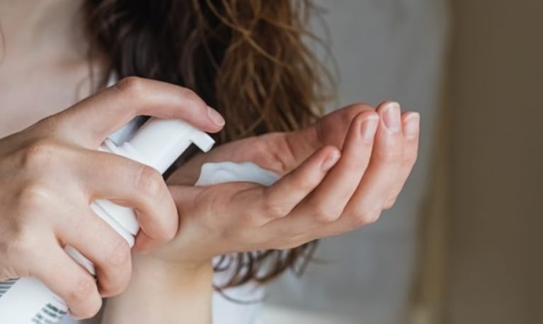 La ANMAT prohibió la venta y uso de productos capilares de Lazios Professional por falta de inscripción sanitaria.