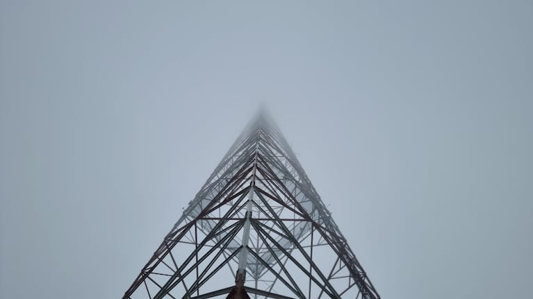 La antena de El Doce quedó oculta por la niebla. Foto: Lucio Casalla/El Doce.