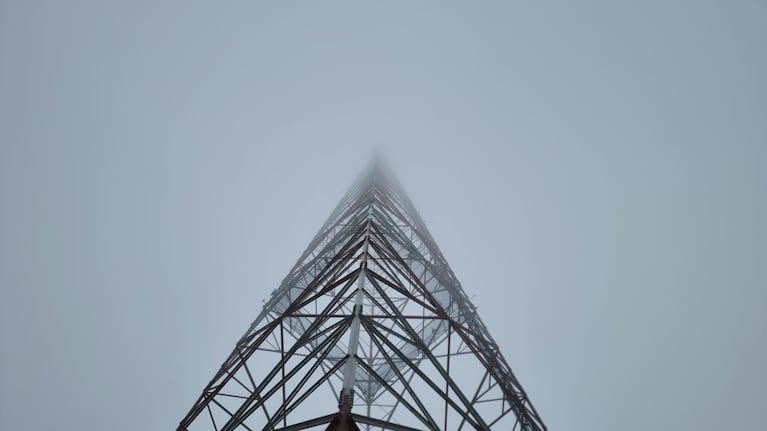 La antena de El Doce quedó oculta por la niebla. Foto: Lucio Casalla/El Doce.