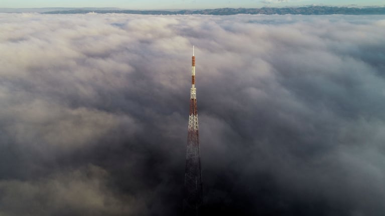 La antena del canal se impuso entre la espesa neblina. Foto: Lucio Casalla / El Doce. 