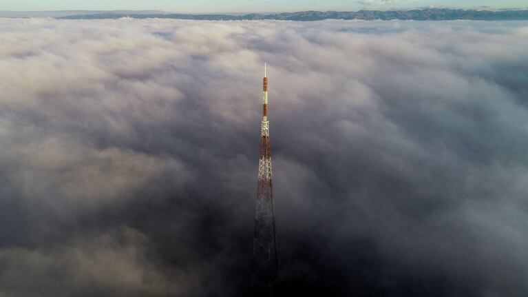 La antena del canal se impuso entre la espesa neblina. Foto: Lucio Casalla / El Doce.
