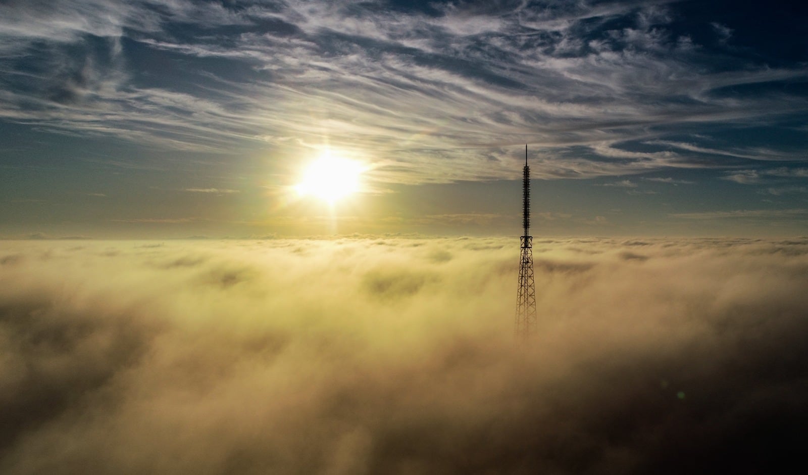 La antena del canal se impuso, sola, entre las nubes. Las fotos de Lucio Casalla.