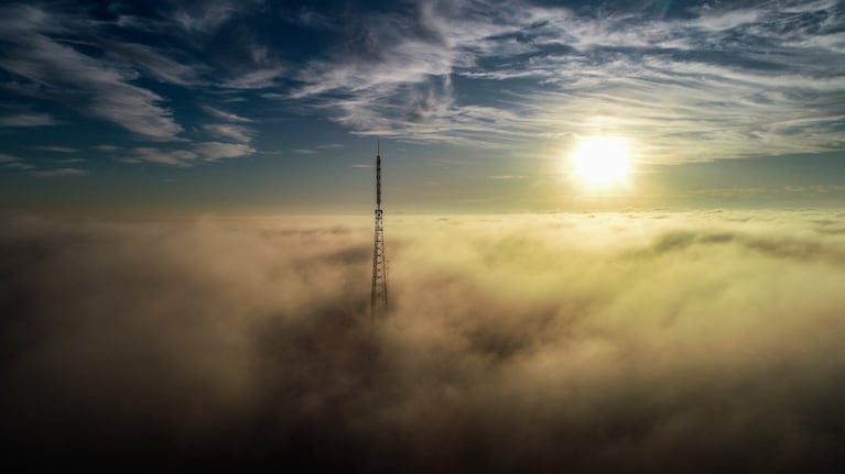 La antena del canal se impuso, sola, entre las nubes. Las fotos de Lucio Casalla.