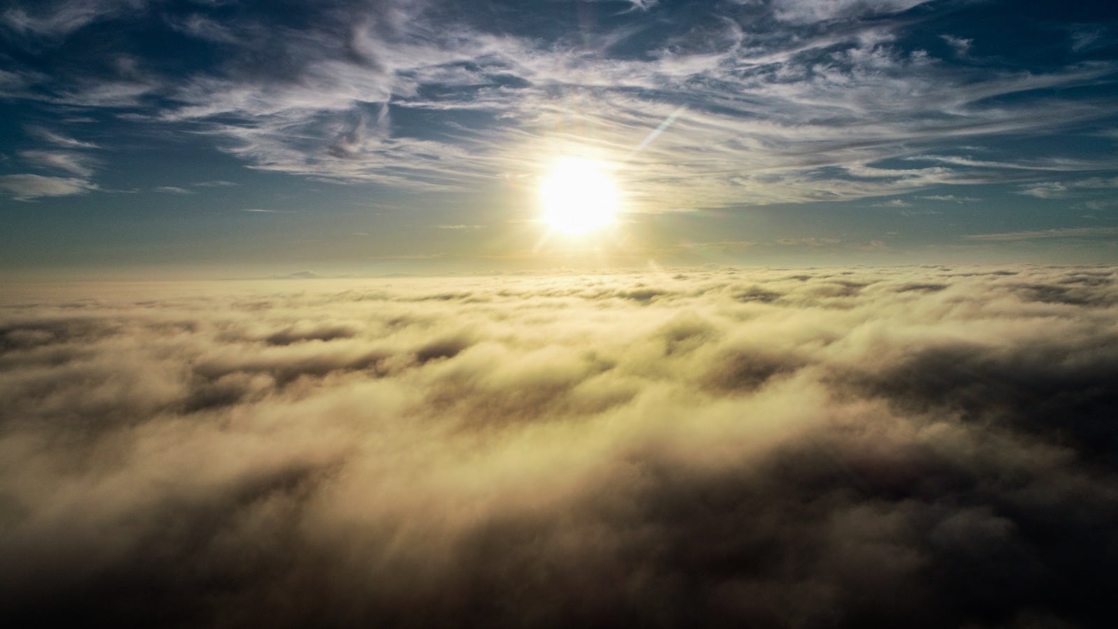 La antena del canal se impuso, sola, entre las nubes. Las fotos de Lucio Casalla.