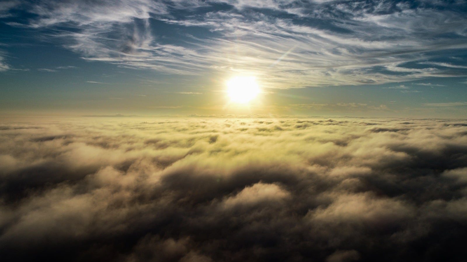 La antena del canal se impuso, sola, entre las nubes. Las fotos de Lucio Casalla.