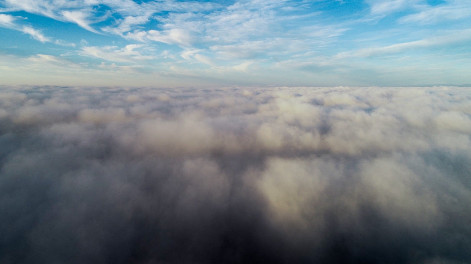 La antena del canal se impuso, sola, entre las nubes. Las fotos de Lucio Casalla.