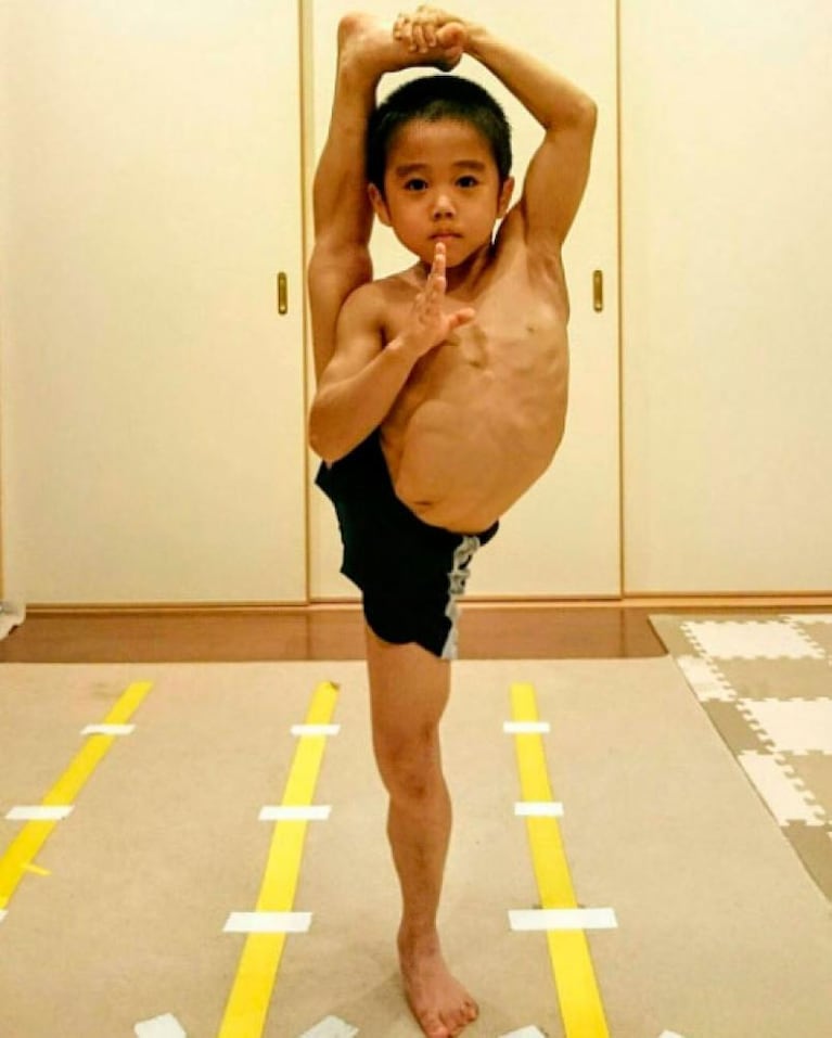 La ardua rutina física de un nene que desea ser como Bruce Lee