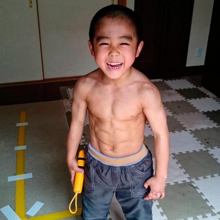 La ardua rutina física de un nene que desea ser como Bruce Lee
