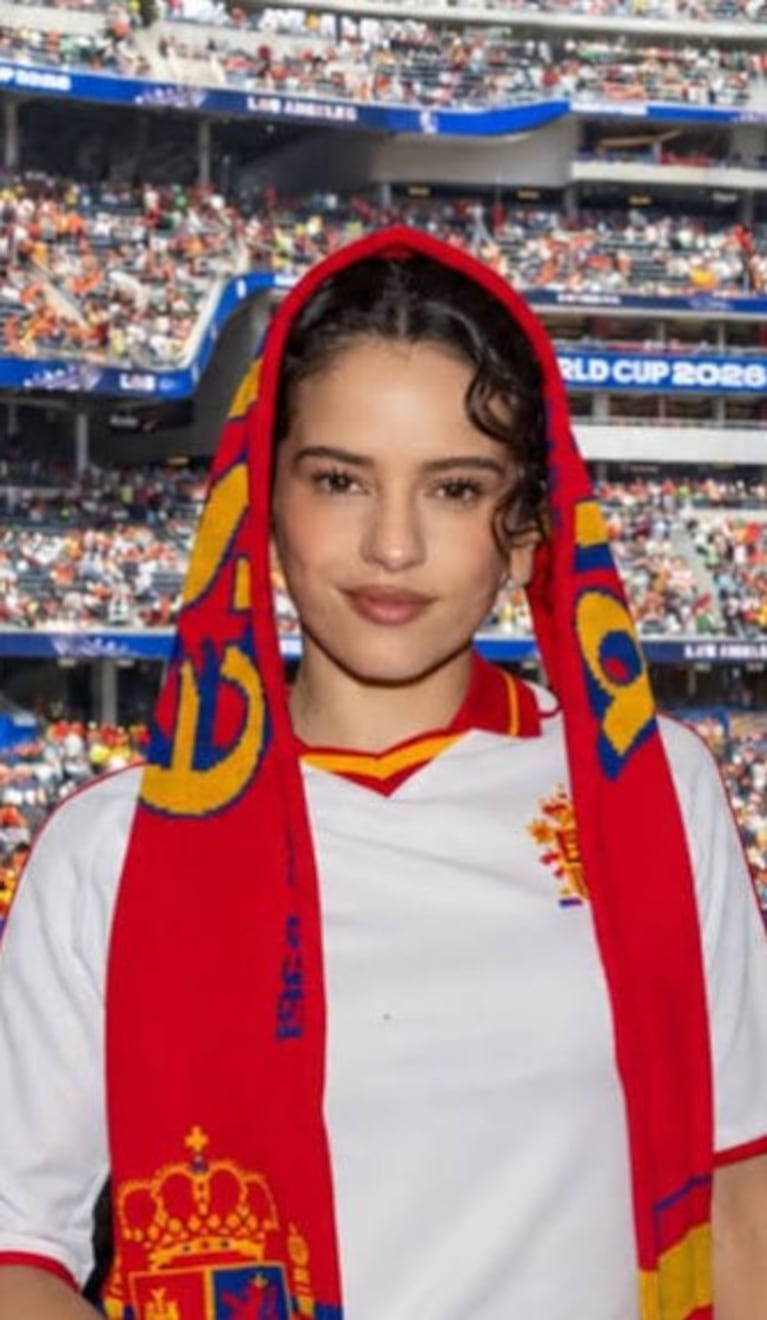 La artista alentando a la Selección de España.