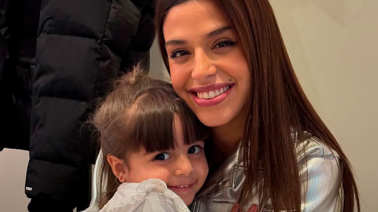 La artista compartió un divertido momento donde Helenita y su hermana se ponen celosas por el abrazo a Luck Ra.