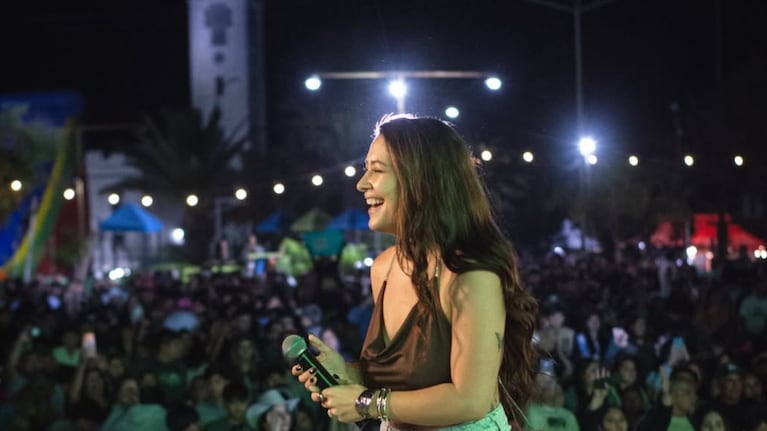 La artista compartió un momento con su público y se sumó al carnaval de espuma loca.
