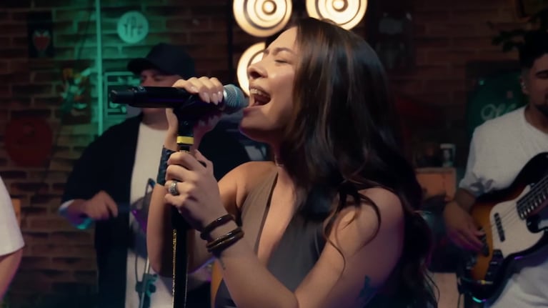 La artista lanzó un nuevo enganchado romántico.