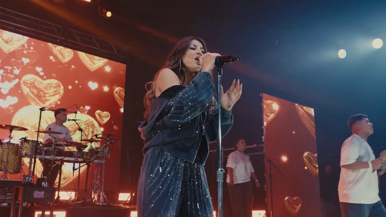 La artista lanzó un nuevo tema grabado en vivo desde la Plaza de la Música.