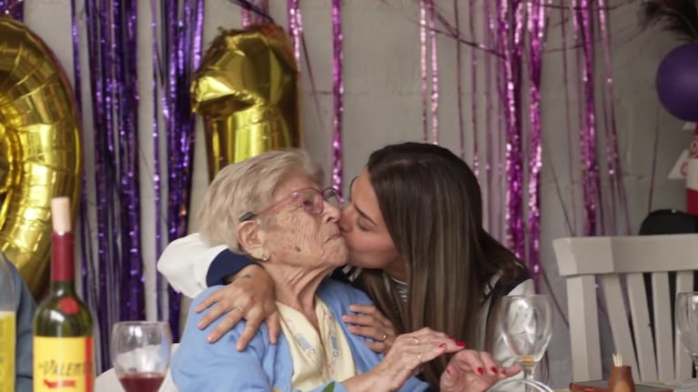 La artista lanzó una canción en homenaje a su abuela.