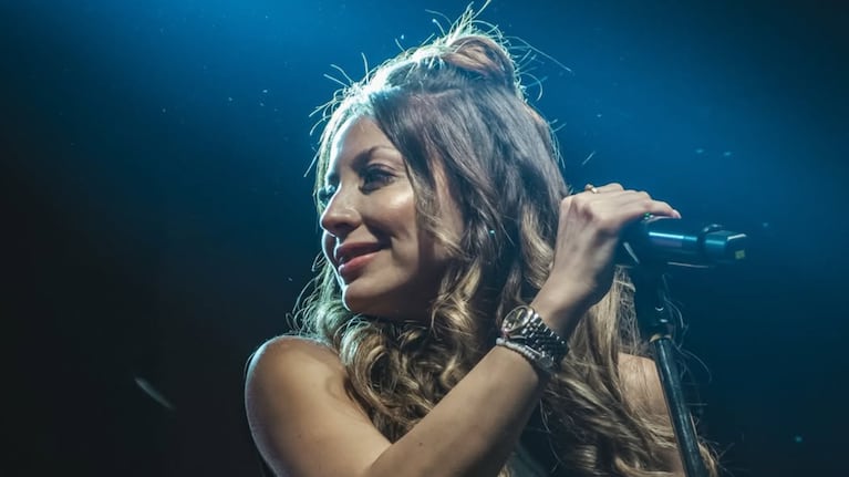 La artista prepara un ensayo con la presencia de su público.