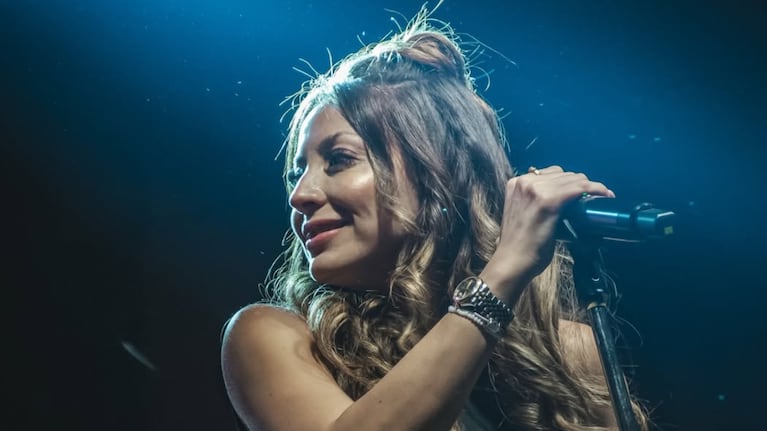 La artista prepara un ensayo con la presencia de su público.