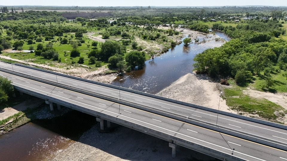 La autovía cruza por arriba del río Anisacate.