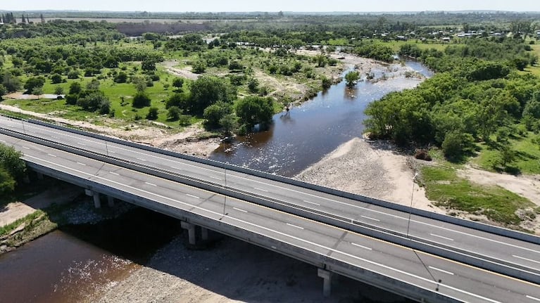 La autovía cruza por arriba del río Anisacate.