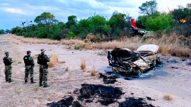 La avioneta narco impactó contra el auto y se estrelló en la arboleda.