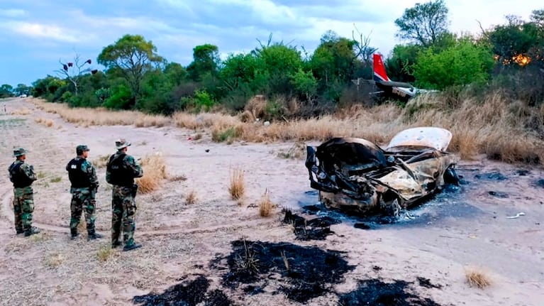 La avioneta narco impactó contra el auto y se estrelló en la arboleda.