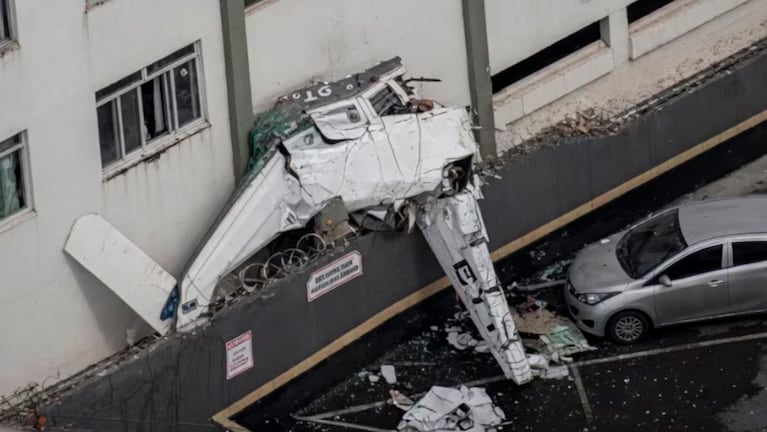 La avioneta se estrelló contra la caja de escalera del edificio.