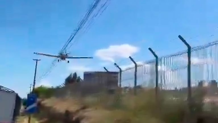 La avioneta se estrelló tras chocar contra los cables.
