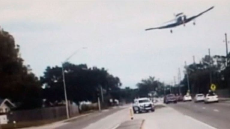 La avioneta se largó sobre una transitada avenida de Florida, en Estados Unidos.