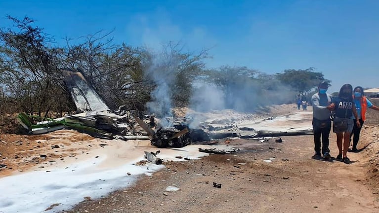 La avioneta se prendió fuego apenas cayó al piso. 