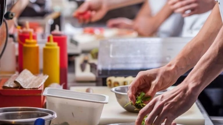 La bacteria se transmite por agua o alimentos contaminados.