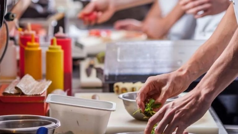 La bacteria se transmite por agua o alimentos contaminados.