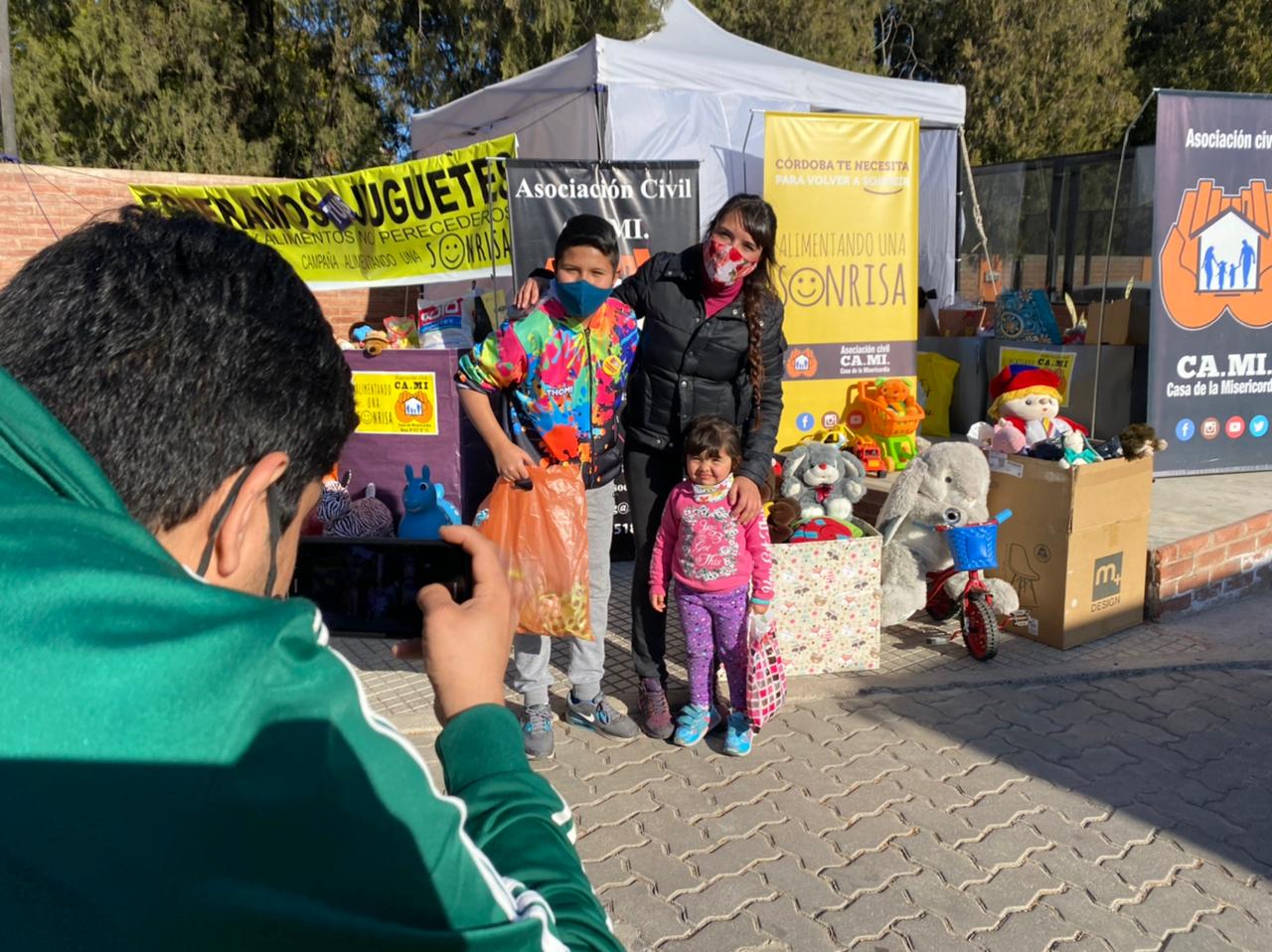 La Banda de Carlitos le puso ritmo cuartetero a la tarde solidaria. 