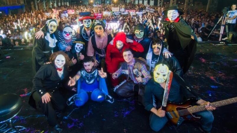 La banda de Ulises Bueno le metió una dosis de terror a la noche en la Plaza. Foto: Germán Vignoli.