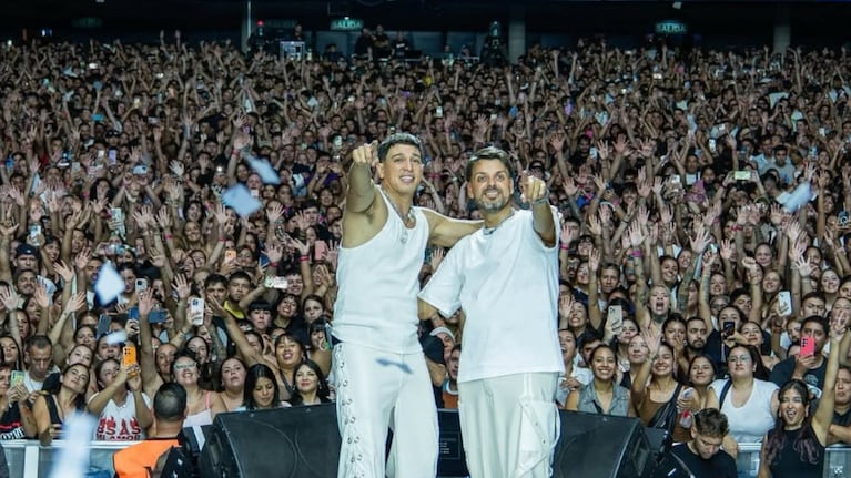 La banda dio su octavo show en Movistar Arena con entradas agotadas e invitados de lujo.