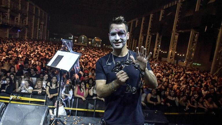 La banda divirtió a sus fanáticos con disfraces.