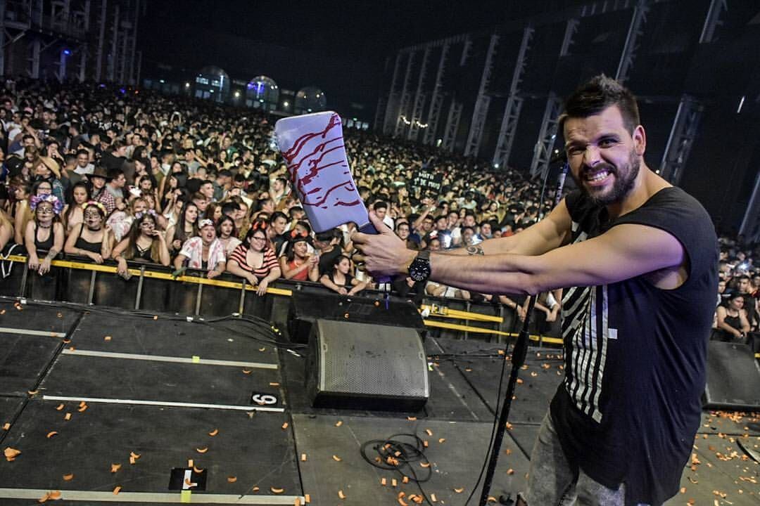 La banda divirtió a sus fanáticos con disfraces.