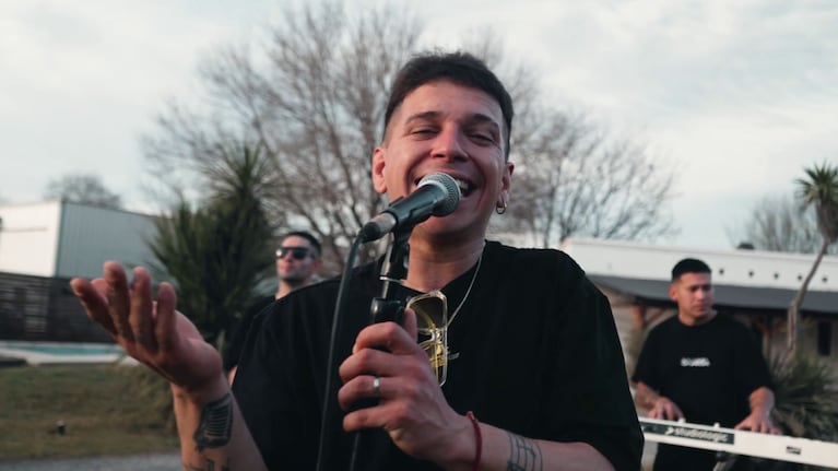 La banda estrenó su versión de un clásico del Rey Pelusa.