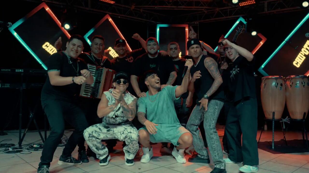 La banda estrenó un nuevo enganchado de canciones de reggaetón.