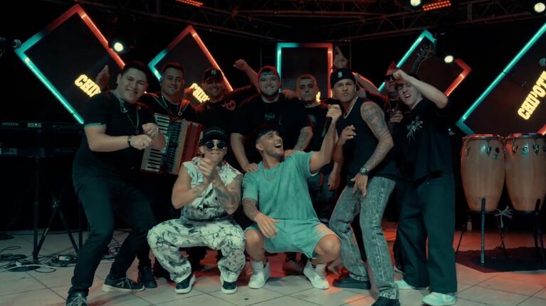 La banda estrenó un nuevo enganchado de canciones de reggaetón.