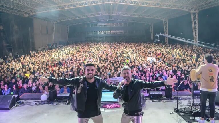 La banda festejó su quinto aniversario a lo grande.