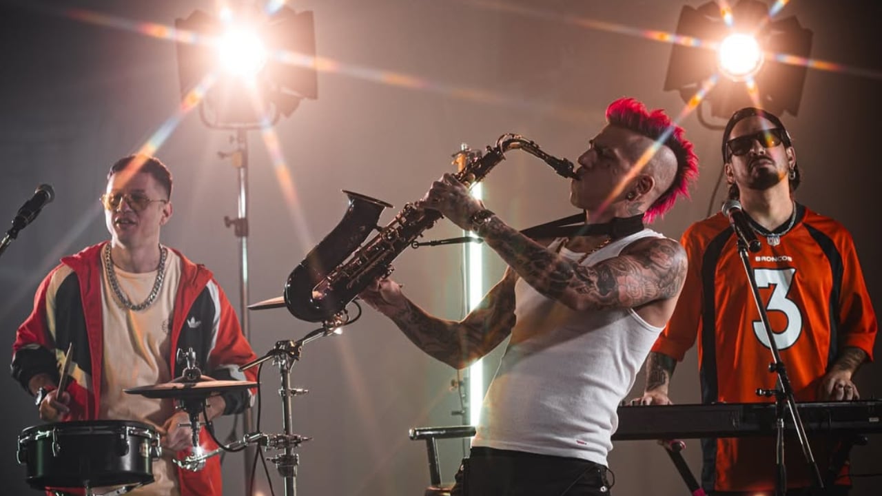 La banda hizo subir a alguien del público y quedaron sorprendidos por el talento.